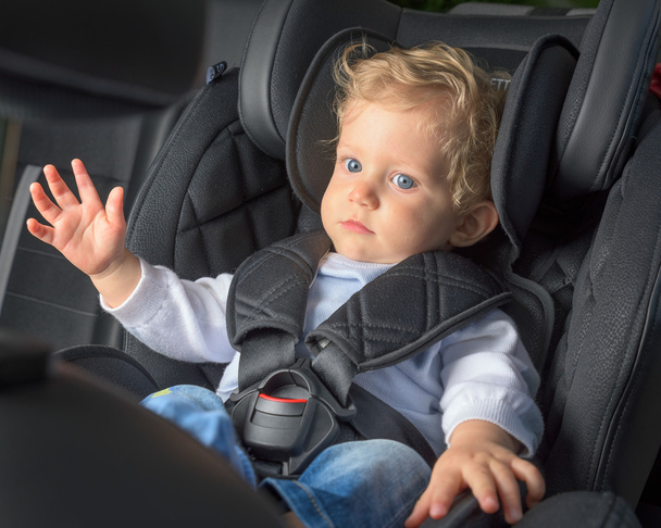babyjongen in een autostoeltje van veiligheid - Foto, afbeelding