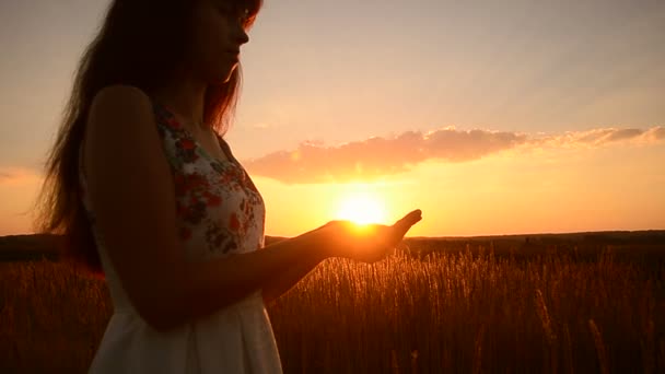 Dziewczynka trzyma w ręku słońce - Materiał filmowy, wideo