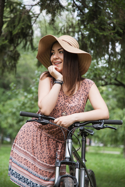 mujer con una bicicleta al aire libre
 - Foto, imagen