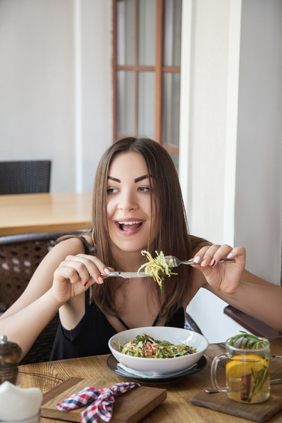  nainen, syö maukas aamiainen
 - Valokuva, kuva