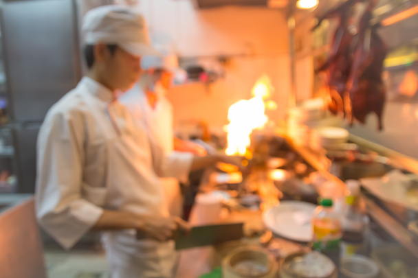 Verschwommener Koch kocht mit Küche - Foto, Bild
