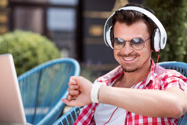 Cheerful man listening to music - Fotoğraf, Görsel