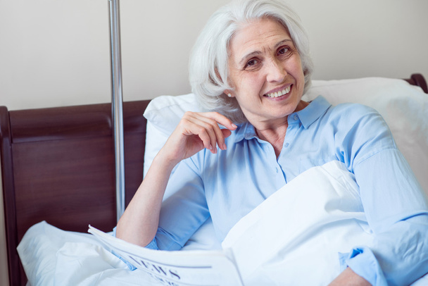 Old positive woman at hospital ward - Valokuva, kuva