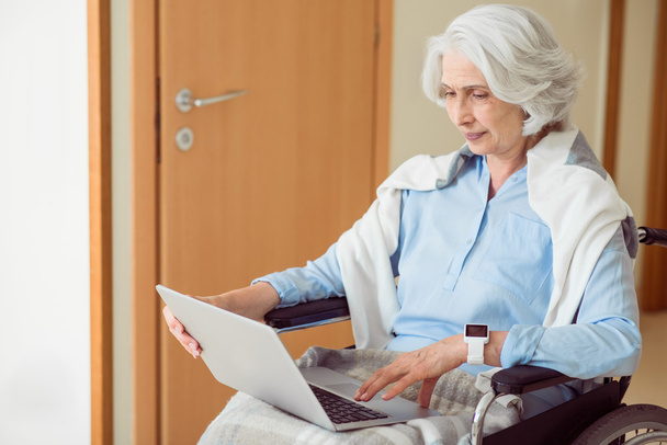 Senior female patient using computer - Фото, зображення
