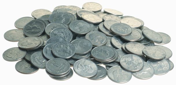 Stapel von Viertelmünzen auf isoliertem weißem Hintergrund, von unten beleuchtet, um Schatten zu beseitigen - Foto, Bild