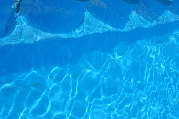 vista piscina con forme rotonde della piscina
 - Foto, immagini