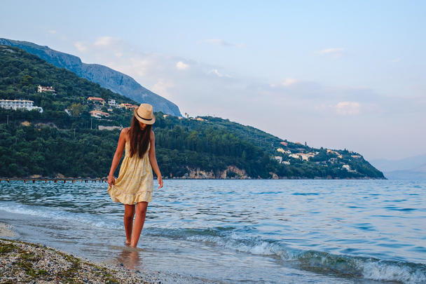 Girl with hat walking by the sea - Fotografie, Obrázek
