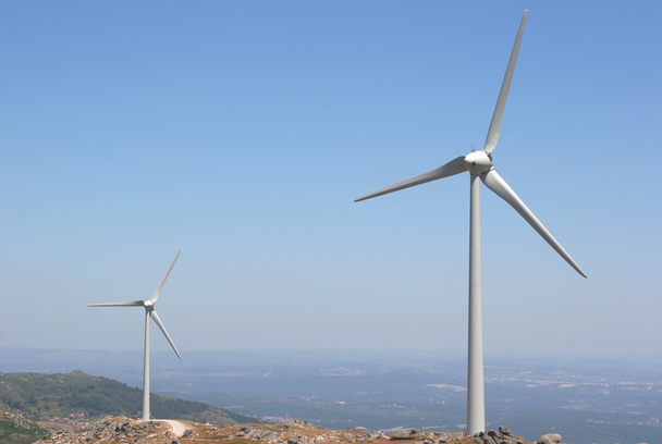 due generatori eolici contro il cielo blu
 - Foto, immagini