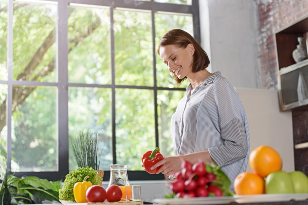 Happy housewife preparing healthy food - Zdjęcie, obraz