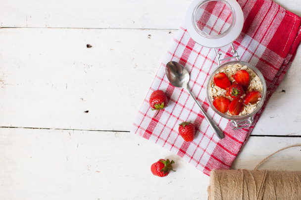 yaourt aux fraises fraîches
 - Photo, image