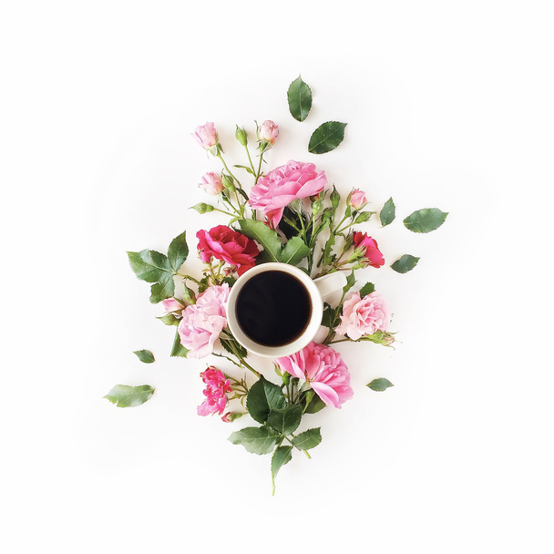 Kopje koffie met roze rozen  - Foto, afbeelding