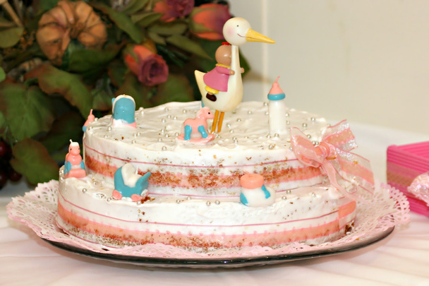 křest dort s malými figurkami a čáp na vrcholu - Fotografie, Obrázek
