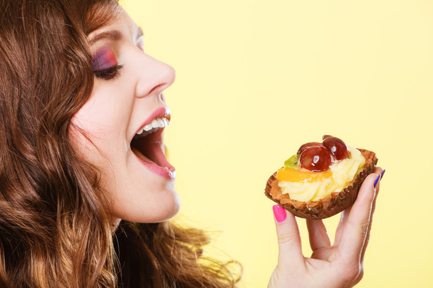 Closeup woman eating fruit cake sweet food - Foto, Imagem