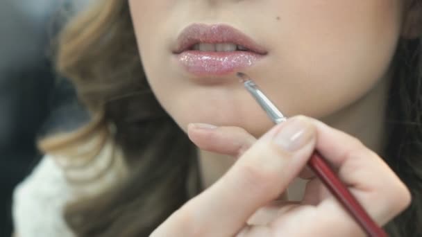 Makeup artist making make-up for stylish model - Πλάνα, βίντεο