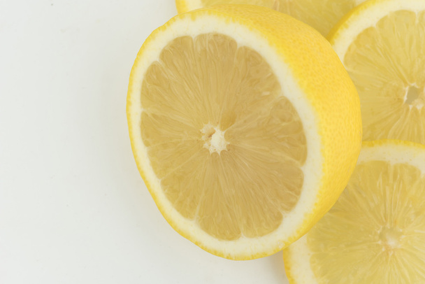 Frische Zitrone isoliert auf weißem Hintergrund - Foto, Bild