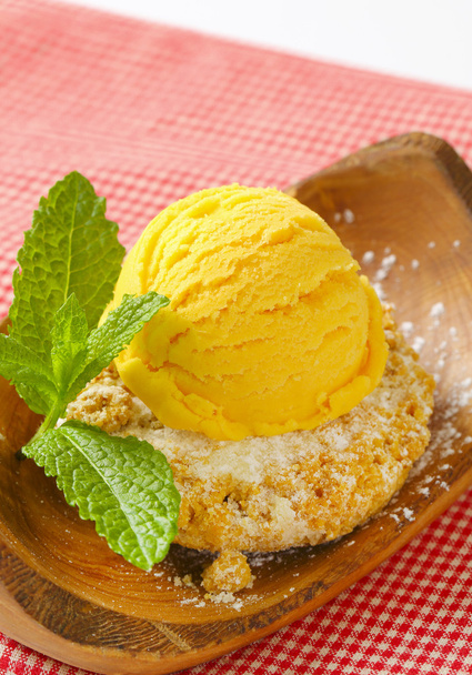 Almond cookie and scoop of ice cream - Zdjęcie, obraz