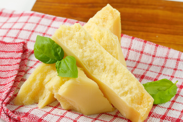 trozos de queso parmesano
 - Foto, Imagen