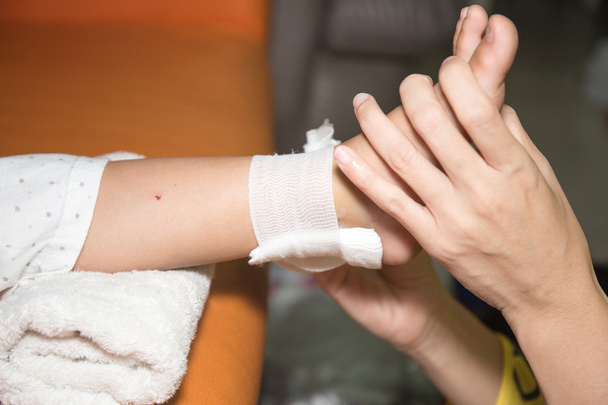  手保護用ローラー ガーゼとペディの足の傷を癒す - 写真・画像