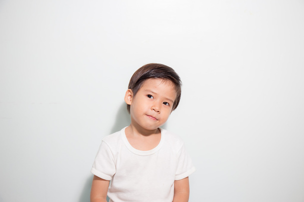3 lata stary słodkie azjatycki chłopak uśmiech na białym tle - Zdjęcie, obraz