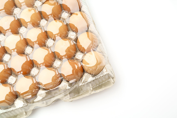 Huevos frescos en paquete sobre fondo blanco . - Foto, imagen