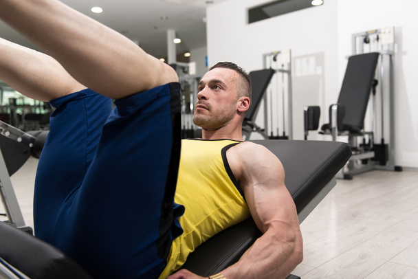 Man In Gym On Machine Exercising - Foto, Bild