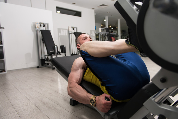 Man In Gym On Machine Exercising - Valokuva, kuva