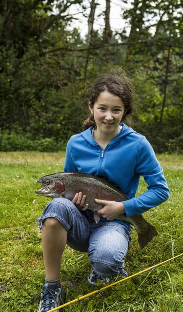 mladá dívka úlovky trofej pstruh - Fotografie, Obrázek