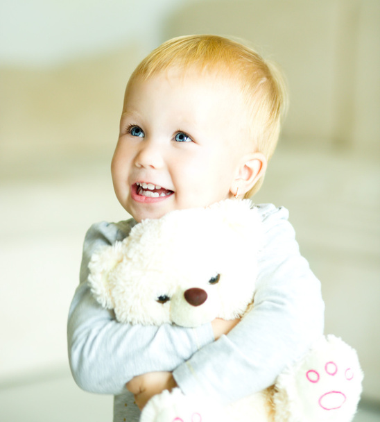 Meisje is haar teddybeer borstelen - Foto, afbeelding