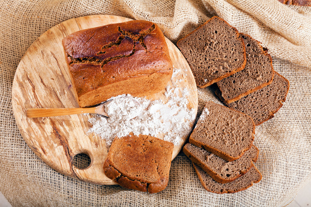 ozdobione chlebem pełnoziarnistym na drewnianej desce, uwaga płytka głębokość pola - Zdjęcie, obraz