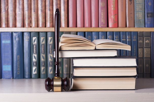 Law concept - boek met houten rechters hamer op tafel in een rechtszaal of handhaving kantoor. - Foto, afbeelding