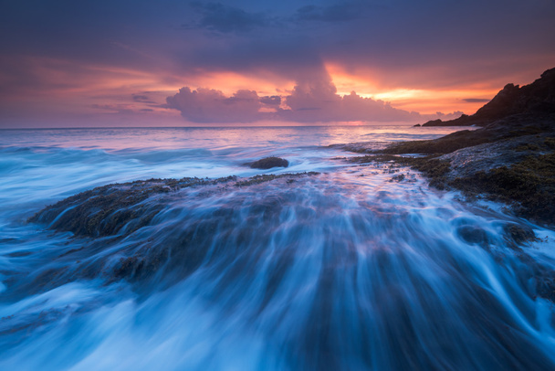 Морские волны удара плетью линии скалы на пляже - Фото, изображение