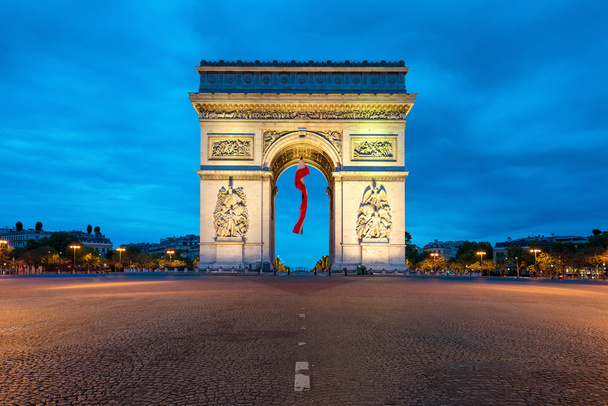 Arco do Triunfo Paris e Campos Elísios com uma grande fla da França
 - Foto, Imagem