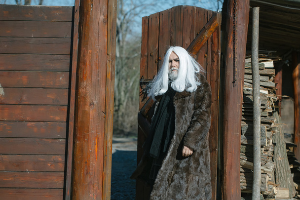 bearded man on wooden background - Foto, afbeelding