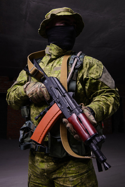 Voják s útočná puška Kalašnikov - Fotografie, Obrázek
