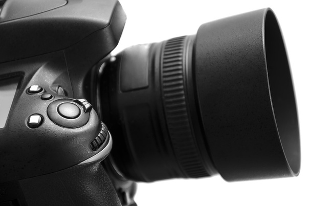Черная цифровая камера изолирована на белом фоне с обрезкой
  - Фото, изображение