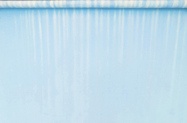 青い壁の背景に水が染み - 写真・画像