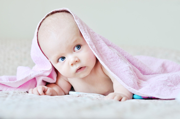 bebê engraçado sob a toalha
 - Foto, Imagem