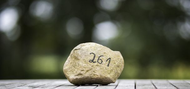 камінь з цифрами на столі
 - Фото, зображення