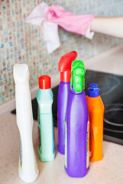 пластикові пляшки з миючими засобами на кухонній стільниці
 - Фото, зображення