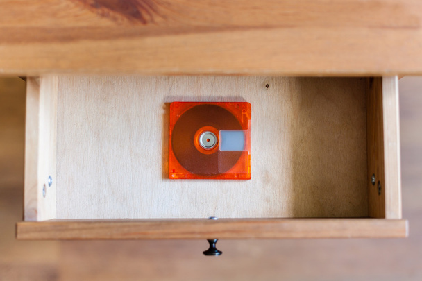 md diskette in offener schublade - Foto, Bild