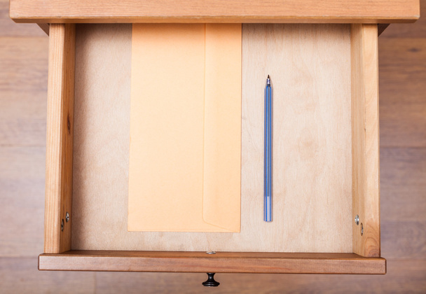 Mavi Kalem ve zarfın içinde açık çekmece - Fotoğraf, Görsel
