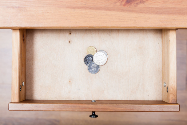 pocas monedas de coronas suecas en cajón abierto
 - Foto, Imagen