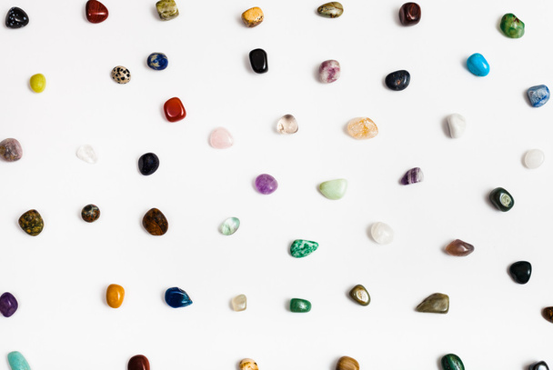 muchas piedras de gema mineral natural dispuestos en blanco
 - Foto, imagen