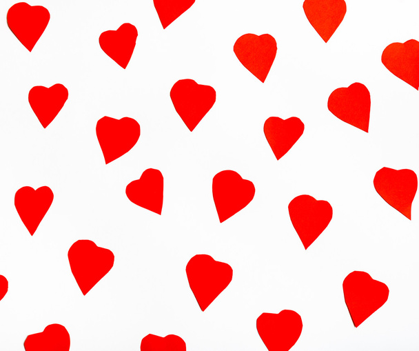 los corazones rojos cortados del papel sobre blanco
 - Foto, imagen