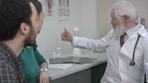 Orvos találkozó pár, és kínál tabletták a gyógyszer Kórház hivatalban. - Felvétel, videó