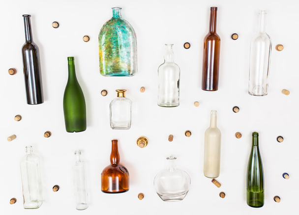 muchas botellas de vidrio vacías y corchos en blanco
 - Foto, Imagen