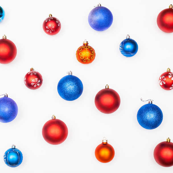 verschiedene blaue, rote, orangefarbene Weihnachtskugeln auf weiß - Foto, Bild