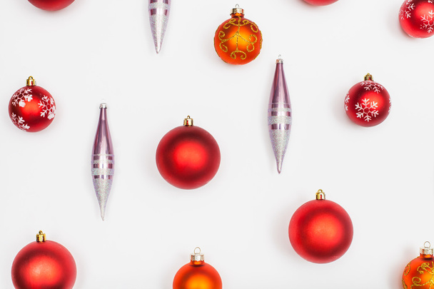 bolas de Natal vermelho e icicles de vidro no branco
 - Foto, Imagem