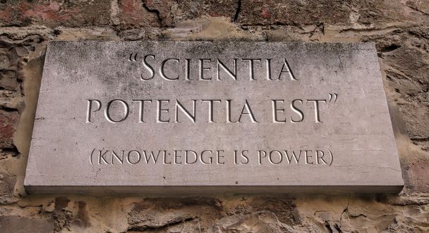 Scientia potentia est. Aphorisme latin signifiant savoir est pouvoir
.  - Photo, image