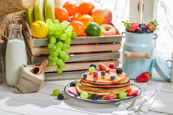 Sweet pancakes with fresh fruits - Фото, зображення